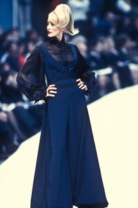 391691769_ClaudeMontana1996WomenRTW73.thumb.jpg.1d0d8f25bbebce658925d42ffc6367b2.jpg