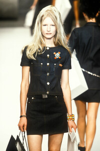 406455824_Chanel1996WomenRTW140.thumb.jpg.0501ef9da77059a06205d46ef16699fc.jpg