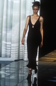 417022623_Versace1997WomenRTW117.thumb.jpg.2646f76de984e57b00466ff2517f9c9e.jpg