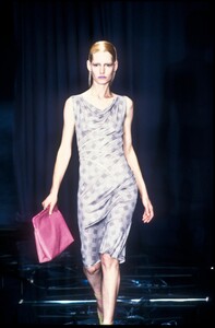 449053684_Versace1998WomenRTW59.thumb.jpg.95917d2d5061002ab2dc50c3d778a189.jpg