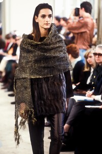 450414360_Prada1990WomenRTW19.thumb.jpg.141f084e8b2ebb2e08f24b6abb251d42.jpg