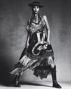 453984992_VogueItaliaOctober20174.thumb.jpg.edee64c36f419b96ce7733cbf987f28d.jpg