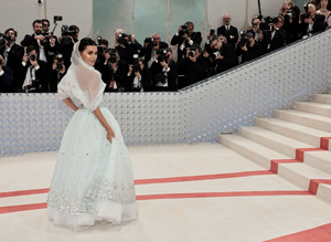464291575_The2023MetGalaCelebratingKarlLagerfeld-ALineOfBeauty-Arrivals42.png
