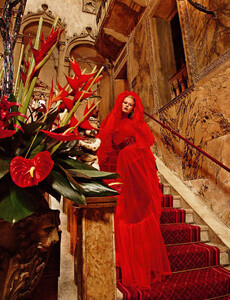 482720370_VogueParisNovember20176.thumb.jpg.1b9d2942021fb8ffdcad0431307fd4e7.jpg