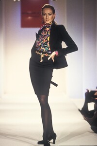 507816560_EmanuelUngaro1993WomenRTW67.thumb.jpg.7d4a2ee5ad373ce33ec6c611c509b3de.jpg