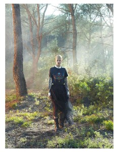 536566143_vogue-paris-2013-septembre(dragged)80.thumb.jpg.84ebaed86bcb71ebaa474c96ce58a368.jpg