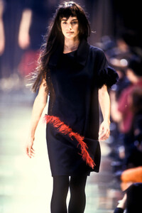 540829932_YohjiYamamoto1992WomenRTW4.thumb.jpg.4d985bda68363eb39f738e21ab3e400f.jpg