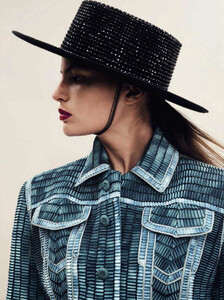 570427317_VogueSpainApril2017-017.thumb.jpg.e7b27db1836a22b62b54ff19dc86ef04.jpg