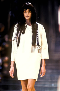 591442621_YohjiYamamoto1992WomenRTW43.thumb.jpg.91eb46daff4e21271aaed8aea6ec4c28.jpg