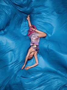 613614335_VogueFranceMarch2022127.thumb.jpg.0893d3d7b42ad94412f3d3a4506cdbf7.jpg