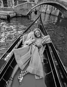 648212233_VogueParisNovember201713.thumb.jpg.11ac7c5e1ef69e3a07eef930b7ff451e.jpg