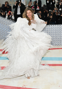 662696882_The2023MetGala-KarlLagerfeld-ALineofBeauty-Arrivals6.png