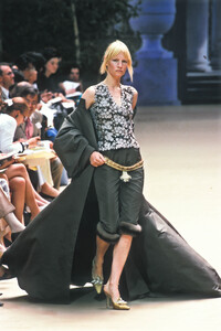 715484882_PierreBalmain1998HauteCouture51.thumb.jpg.06f6fd17769c11fa2b5fe1289f43bda1.jpg