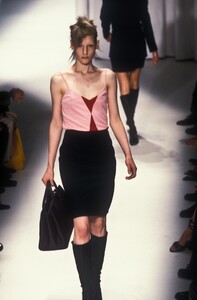 719982214_Versace1997WomenRTW27.thumb.jpg.1e7e674e1fc9578499b5d17d458cac8b.jpg