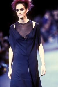783327716_CommedesGarcons1992WomenRTW50.thumb.jpg.b975e3101779a5dec9919bc0c97eecb2.jpg