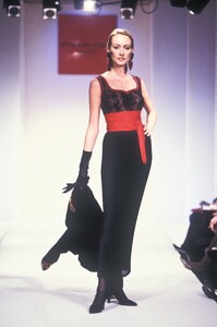 793236815_EmanuelUngaro1993WomenRTW120.thumb.jpg.6beafba88f6efabc462097191f681dd4.jpg