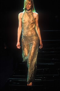 815455845_Versace1999WomenRTW150.thumb.jpg.25b073f12e7067ed0817a13cf5c73a65.jpg