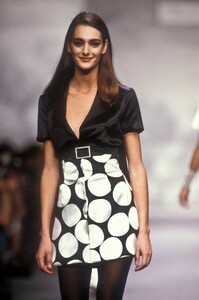825312869_KarlLagerfeld1990WomenRTW17.thumb.jpg.eb153dfe213b142e4347188314c7107e.jpg