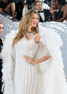 88093061_The2023MetGala-KarlLagerfeld-ALineofBeauty-Arrivals3.png