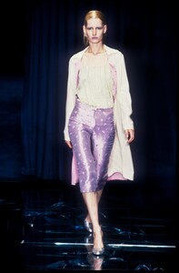 955437610_Versace1998WomenRTW1.thumb.jpg.530a0c177eef9f99d7ee6c6ab53f5547.jpg