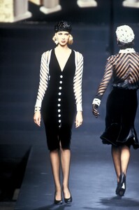 957491253_Valentino1992HauteCouture49.thumb.jpg.11b4b63ef336481f7bfaeedae95ee192.jpg
