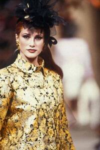 963594659_YvesSaintLaurent1992HauteCouture74.thumb.jpg.fe50faed0c75f999715b01d329e96bb8.jpg