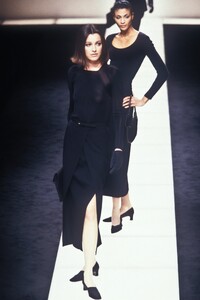 974253583_GiorgioArmani1996WomenRTW118.thumb.jpg.4f33f0ad66f9b69f0ac264fd1777ba60.jpg