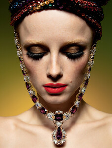 999254093_VogueParisMayJune2020112.thumb.jpg.9e34869fa0bae99939efc0799355f294.jpg