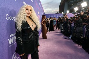 Christina_Aguilera_-_Billboard_Women_In_Music_-_Xtina_Daily_0005.jpg