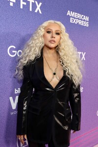 Christina_Aguilera_-_Billboard_Women_In_Music_-_Xtina_Daily_0006.jpg