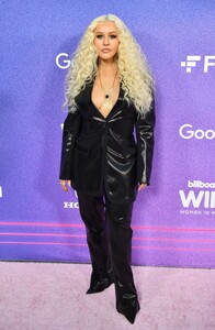 Christina_Aguilera_-_Billboard_Women_In_Music_-_Xtina_Daily_0012.jpg