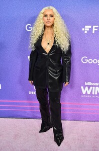Christina_Aguilera_-_Billboard_Women_In_Music_-_Xtina_Daily_0013.jpg