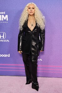 Christina_Aguilera_-_Billboard_Women_In_Music_-_Xtina_Daily_0016.jpg