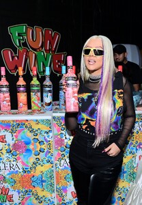 Christina_Aguilera_X_Fun_Wine_LA_Pride_Pop_Up_in_Los_Angeles_-_Xtina_Daily_009.jpg