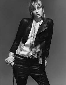 Edie_06.thumb.jpg.01c65a29b90bd82c7361ed783e67e576.jpg
