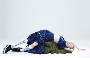 Kasia_Struss__Iris_Strubegger_by_Willy_Vanderperre_(Another_Magazine_SS_2011)_2.thumb.jpg.24f7af50b8d259569b11399c63a8af28.jpg
