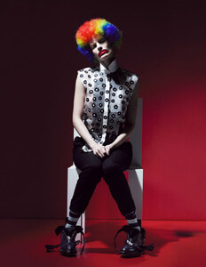 Kasia_Struss__Iris_Strubegger_by_Willy_Vanderperre_(Another_Magazine_SS_2011)_4.thumb.jpg.0f9acf64465b45076bdb526f89c941b5.jpg