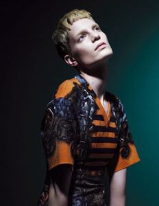Kasia_Struss__Iris_Strubegger_by_Willy_Vanderperre_(Another_Magazine_SS_2011)_5.thumb.jpg.57638e5ca1e1083965e74e7a32dc3cde.jpg