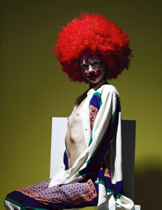 Kasia_Struss__Iris_Strubegger_by_Willy_Vanderperre_(Another_Magazine_SS_2011)_6.thumb.jpg.dae7b613cece5c01afa1c9cb09cc3402.jpg