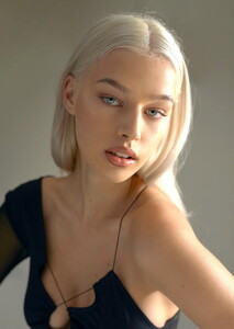 Lily_CL.thumb.jpg.c9276fe7d1def948249ef9a36d525892.jpg