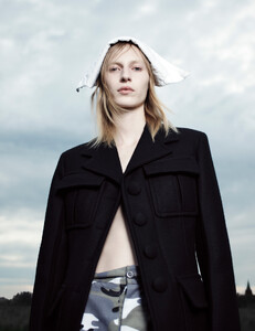 Love-Fall_Winter_2016-Julia_Nobis-by-Willy_Vanderperre-13.thumb.jpg.3e8f0e20b197f389eea15e2ec0a266a6.jpg