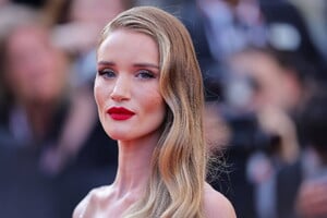 Rosie-Huntington-Whiteley-attends-the-Premiere-of-Asteroid-City-during-the-76th-Annual-Cannes-Film-Festival-in-Cannes-France-230523_6.thumb.jpg.520ae7035b2a5fb26a69200379a4af9b.jpg