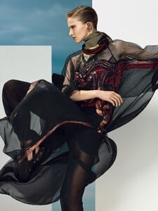 Sasha_Luss_by_Nathaniel_Goldberg_for_Vogue_China_June_2014_01.thumb.jpg.78d242c325cf89aca64d960c157ba7e3.jpg