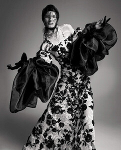 Vogue_Italia_N821_Gennaio_2019-430.thumb.jpg.f4efc9196274eeb424cd695dbcb41465.jpg