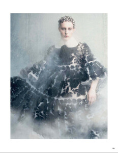 Vogue_Japan_-_September_2014-134.thumb.jpg.a19750c49586b08423e5b2cee09e0f9a.jpg