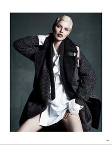 Vogue_Japan_-_September_2014-227.thumb.jpg.91a9824d21283e5e36fc3a061b7d5cbf.jpg
