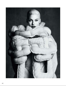 Vogue_Japan_-_September_2014-260.thumb.jpg.c3d9c4dfbc011474639100f75347d27f.jpg