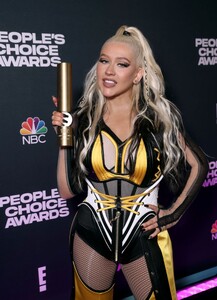 Xtina_backstage_pcas_xtinadaily_003.jpg