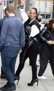 alicia-keys-arrive-at-late-show-with-stephen-colbert-in-new-york-12-08-2022-1.jpg