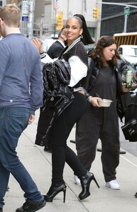 alicia-keys-arrive-at-late-show-with-stephen-colbert-in-new-york-12-08-2022-2.jpg